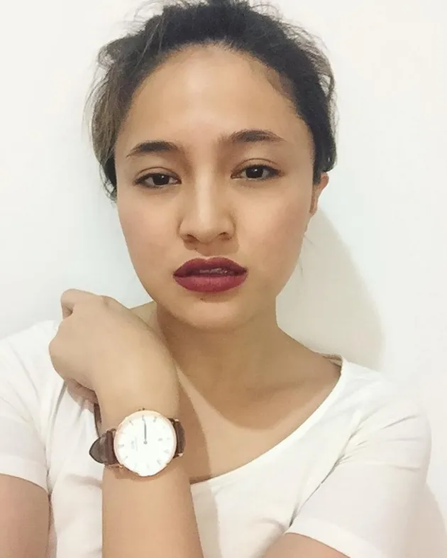 Marshanda pakai lipstik merah