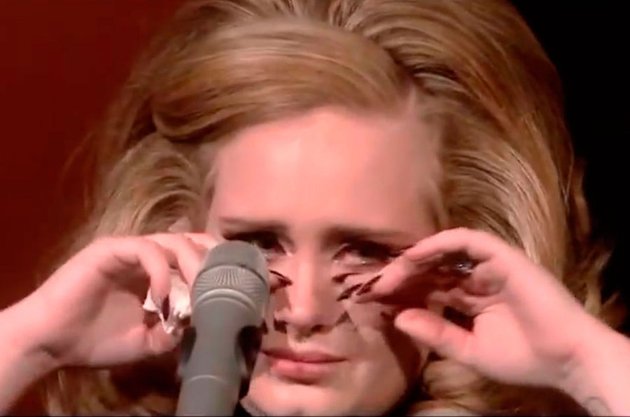 Royal Albert Hall, London menjadi saksi bisu saat Adele meneteskan air matanya di atas panggung. Saat itu, penyanyi cantik ini tengah menyanyikan satu hits emosionalnya yang berjudul Someone Like You. Makna mendalam di lagu ini rupanya yang membuat Adele tak sanggup lagi membendung air matanya.