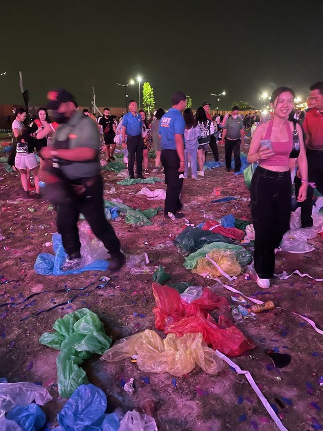 Sampah yang ditinggalkan para penonton HITC terbilang cukup besar. Dalam sebuah unggahan akun @cudble di Twitter, terlihat jas hujan plastik berwarna-warni berserakan dan terinjak-injak di lokasi acara.