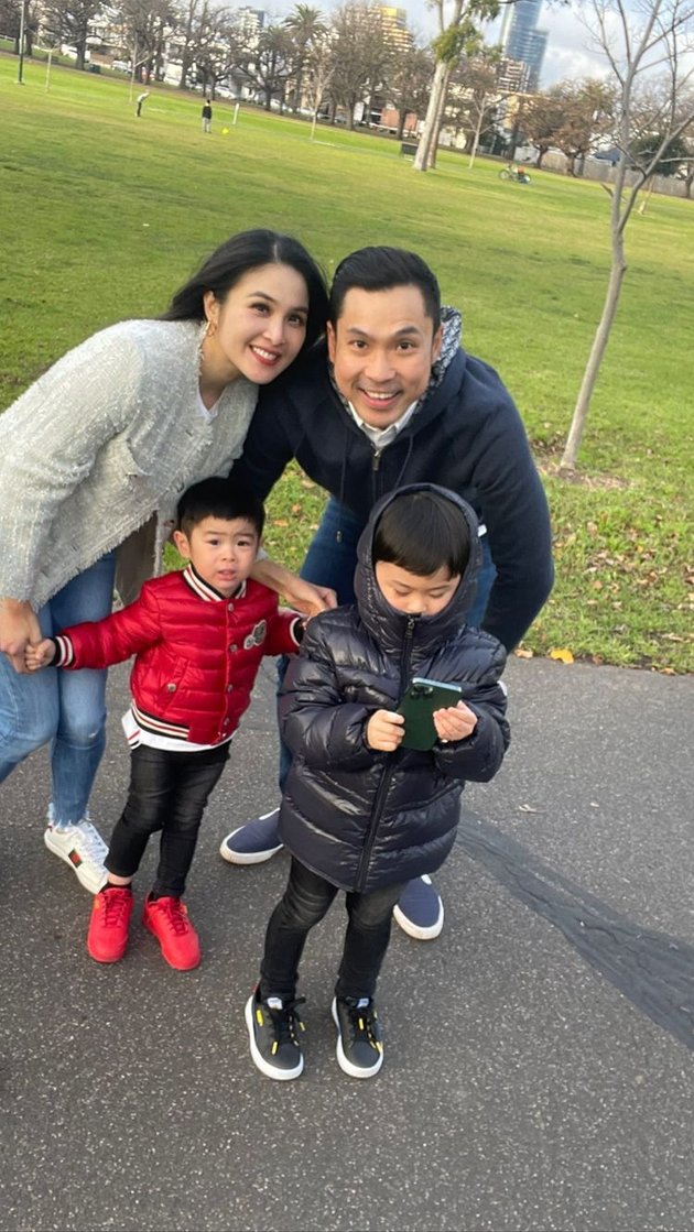 Foto Sandra Dewi Vacationing with Family in Australia, Youngest Child Sticks Close - There's a Beautiful Mother and Mother-in-Law too