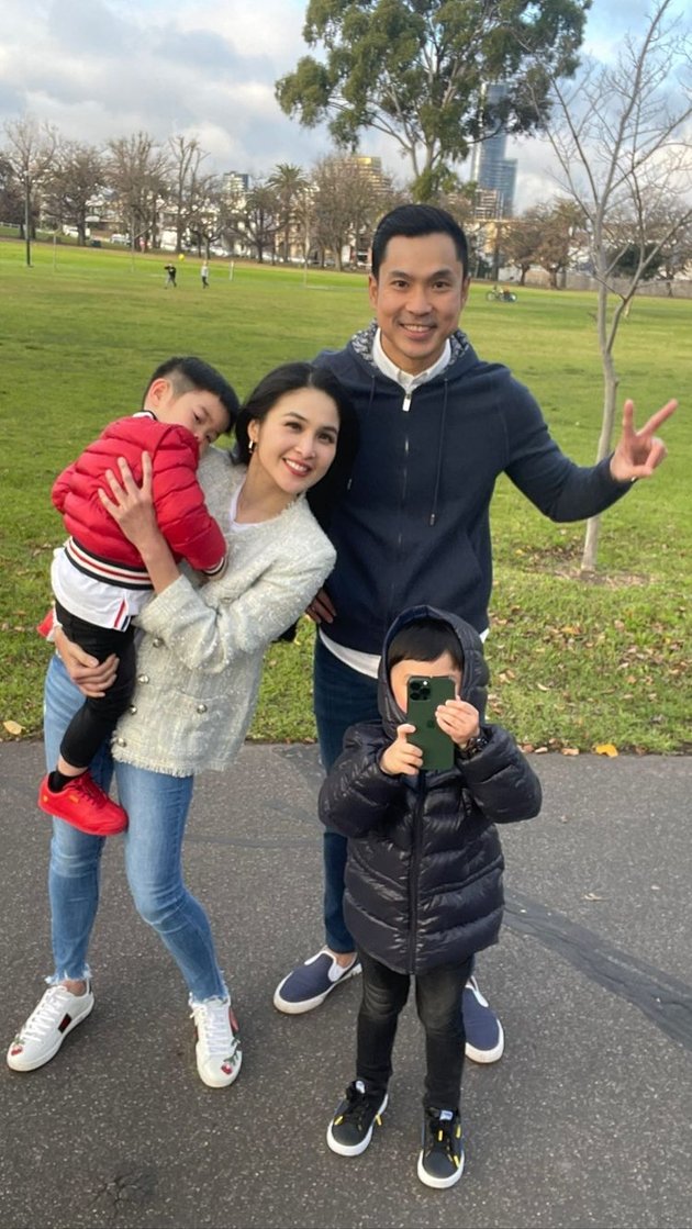 Foto Sandra Dewi Vacationing with Family in Australia, Youngest Child Sticks Close - There's a Beautiful Mother and Mother-in-Law too