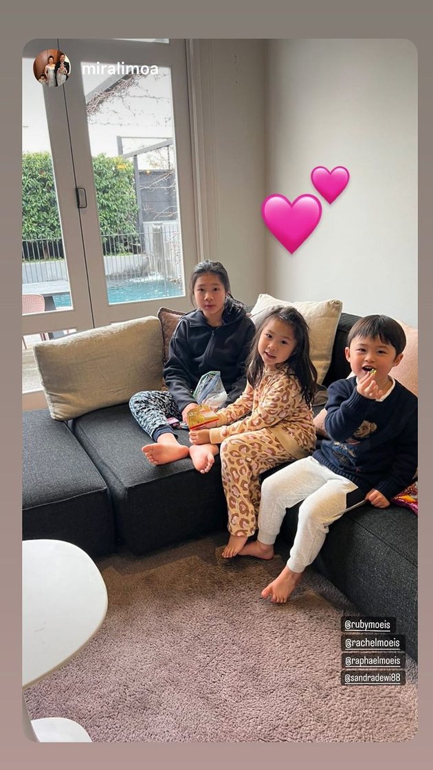 Foto Sandra Dewi Vacationing with Family in Australia, Youngest Child Sticks Close - There's a Beautiful Mother and Mother-in-Law too