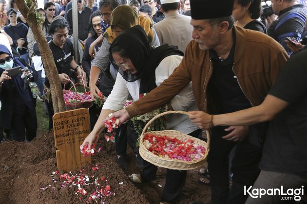 PHOTO: Relatives and Family Members Accompany Ria Irawan's Departure to Her Final Resting Place