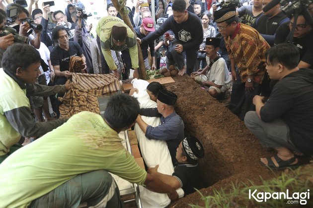 PHOTO: Relatives and Family Members Accompany Ria Irawan's Departure to Her Final Resting Place