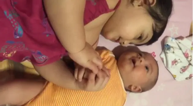 FOTO: Sayang Adik, Gaya Lucu Arsy Saat Tiduran Bareng Baby Arsya
