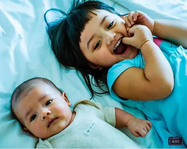 FOTO: Sayang Adik, Gaya Lucu Arsy Saat Tiduran Bareng Baby Arsya