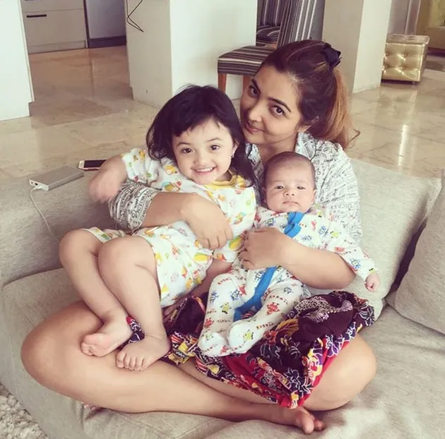 FOTO: Sayang Adik, Gaya Lucu Arsy Saat Tiduran Bareng Baby Arsya