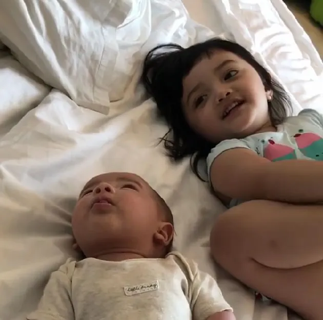 FOTO: Sayang Adik, Gaya Lucu Arsy Saat Tiduran Bareng Baby Arsya