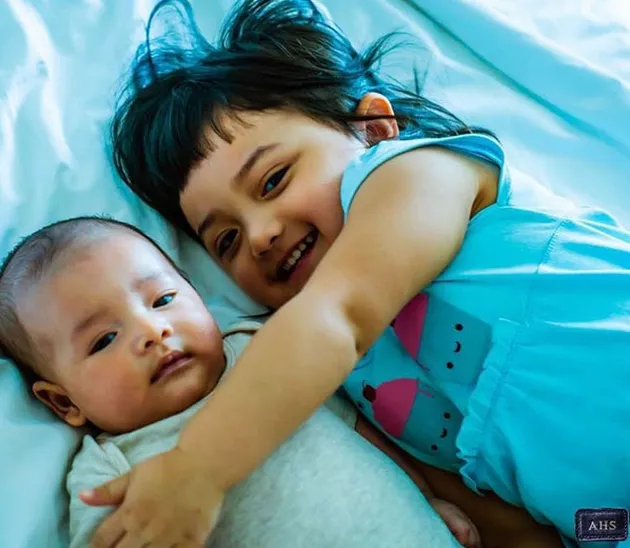 FOTO: Sayang Adik, Gaya Lucu Arsy Saat Tiduran Bareng Baby Arsya