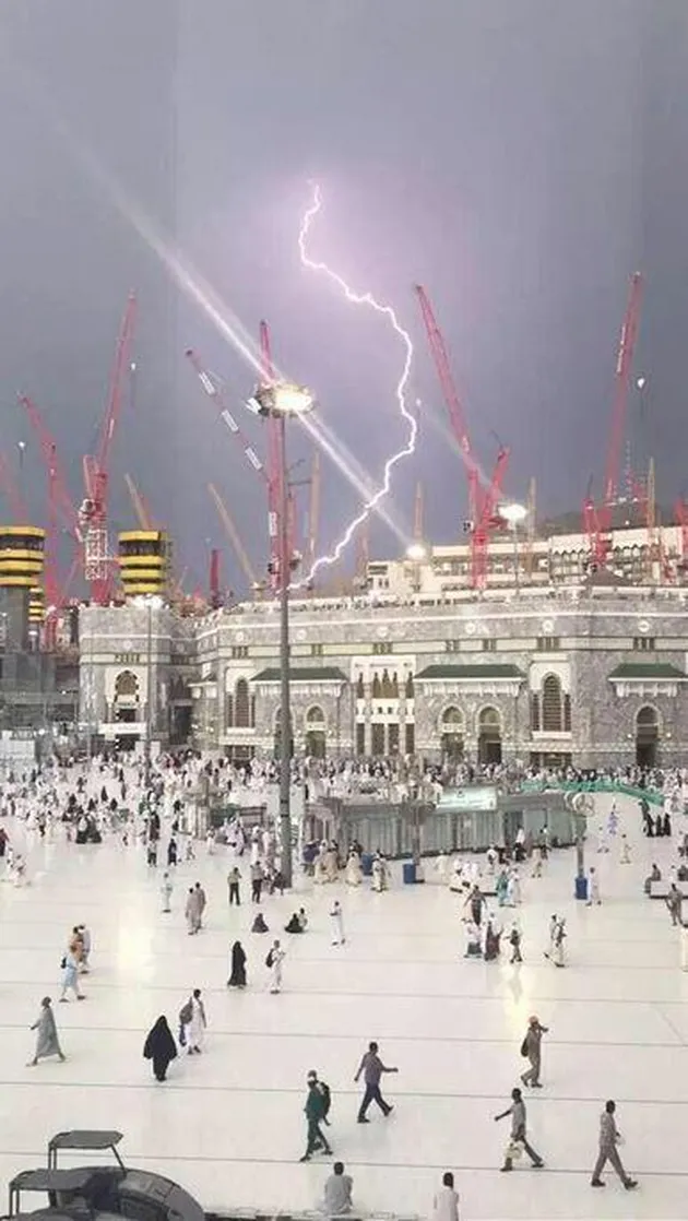 foto crane jatuh di Masjidil Haram - Mekah