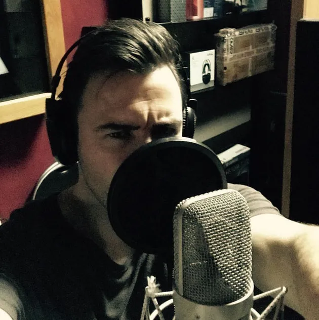 Sebelum berangkat ke Indonesia Shane terekam tengah sibuk recording di studio. Katanya mau ada karya baru nih.
