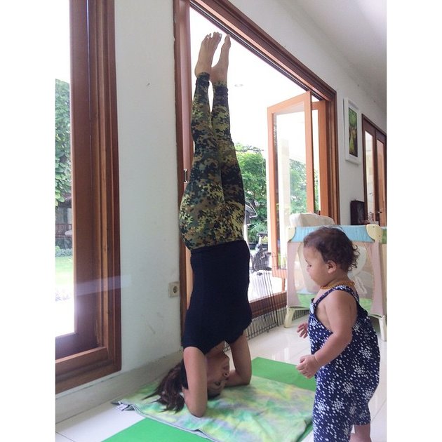 Foto Sedang Hamil Hot Mom Indah Kalalo Pose Yoga Menakjubkan 