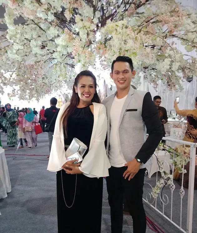 Artis di Nikahan Vicky - Angel