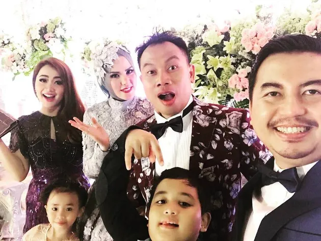 Artis di Nikahan Vicky - Angel