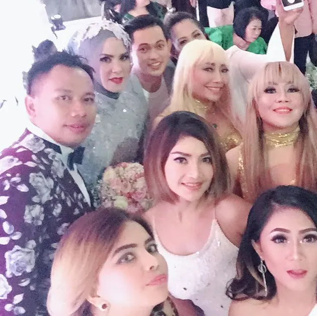 Artis di Nikahan Vicky - Angel