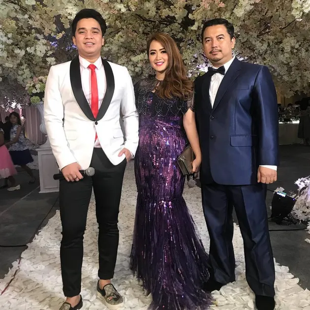 Artis di Nikahan Vicky - Angel