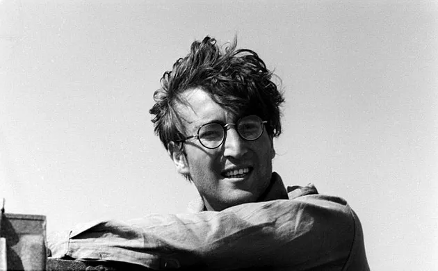 John Lennon yang meninggal karena terbunuh pada 1980 berada di posisi 8 selebriti dengan pendapatan terbesar versi Forbes. Tahun ini ia mengumpulkan US$ 12 juta atau sekitar Rp. 156 miliar.