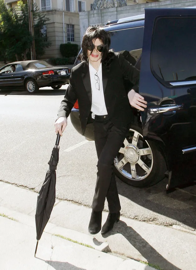 Langsung loncat di nomor satu, ada The King of Pop Michael Jackson. Raihan ini cukup timpang. Bagaimana tidak sebanyak US$ 825 miliar atau sekitar Rp. 10,7 triliun!