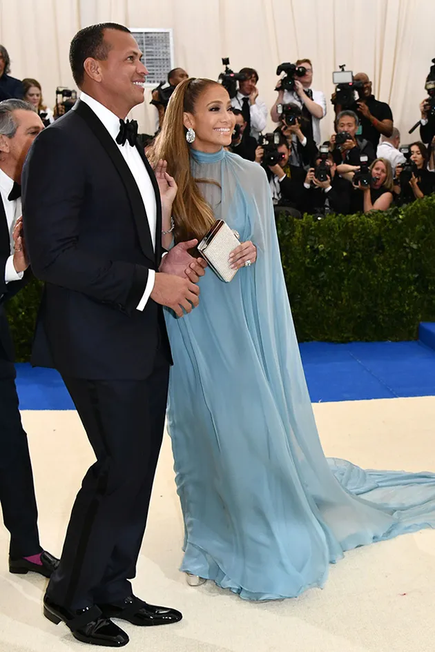 FOTO: SEDERET PASANGAN SELEB DI MET GALA, MESRA DI RED 