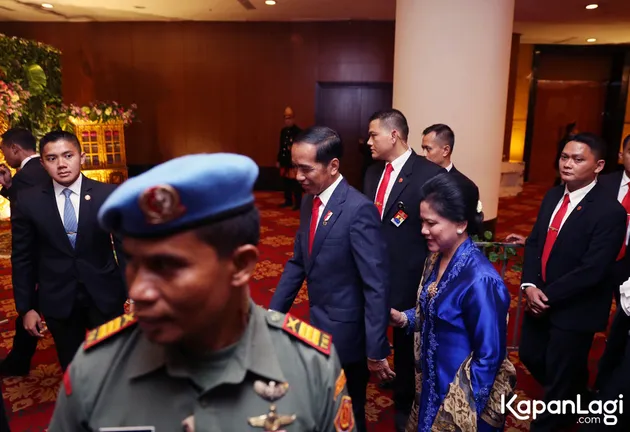 Presiden Joko Widodo beserta istri juga ikut datang untuk memberikan selamat langsung pada Raditya Dika dan Anissa.