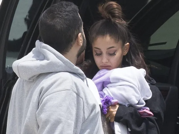 Ekspresi Sedih Ariana Grande Usai Ledakan Bom di Konsernya