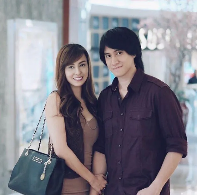 Kamu tentunya sudah tak asing lagi dengan nama Vicy Melanie bukan? Yup, wanita cantik inilah yang sukses melumpuhkan hati Kevin Aprilio.