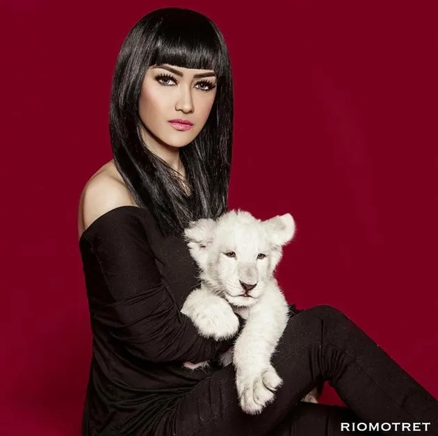 Saat melakukan sebuah pemotretan, almarhumah Julia Perez tunjukkan gayanya yang elegan. Berpose dengan seekor anak singa, Jupe tampak mengenakan wig warna hitam panjang dengan poni.
