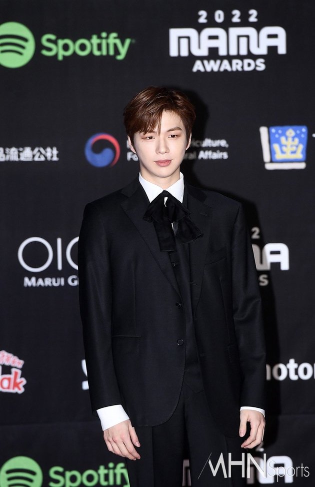 Handsome Celebrities Photos on the MAMA 2022 Red Carpet, There's a New  Bride and TXT's Skirt