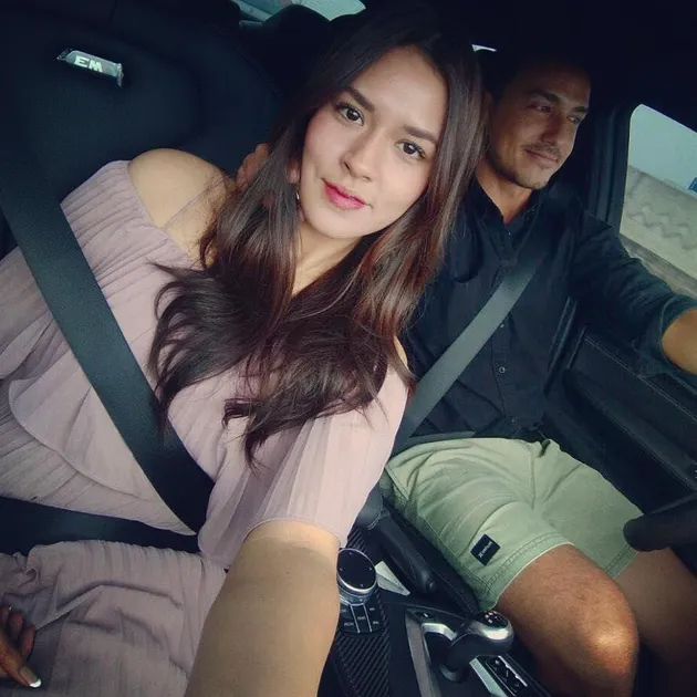 Selfie Raisa & Hamish Daud