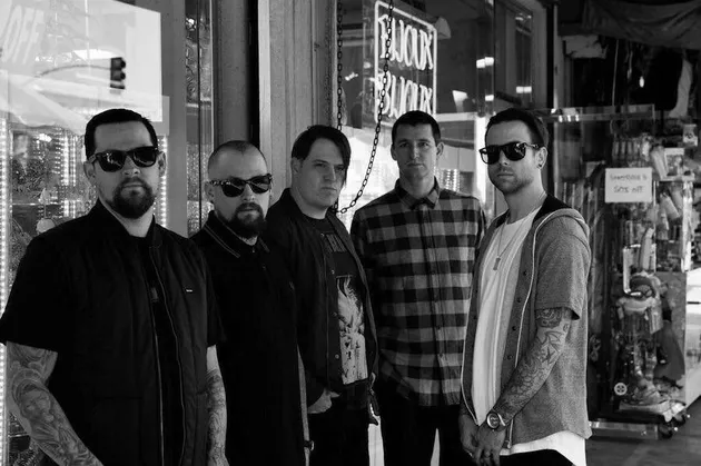 Setelah 2010 mengeluarkan album 'CARDIOLOGY', Good Charlotte baru mengeluarkan karya berjudul YOUTH AUTHORITY pada 2016 ini. Gigwise.com sih beranggapan bahwa band ini butuh duit. Sayang sekali ya kalau benar begitu?