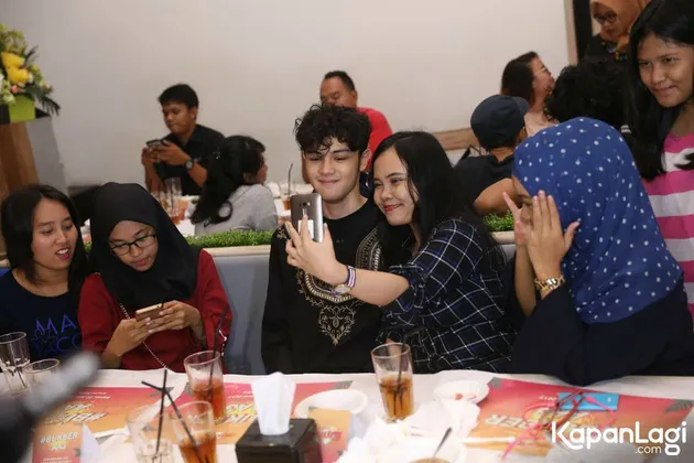 Saat ditemui di acara buka bersama Cast Anak Artis Season 3, Menteng, Jakarta Pusat (22/6), bintang muda Shawn Adrian tengah sibuk dikerumuni oleh para penggemarnya. Ada apa ya?