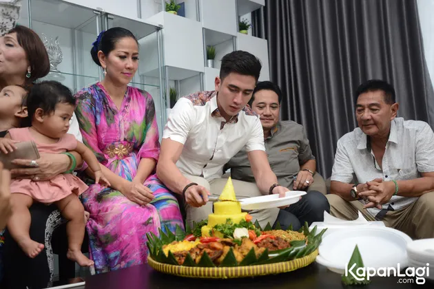FOTO SENANG ORTUNYA KUMPUL VERRELL BRAMASTA SYUKURAN FOTO SENANG ORTUNYA KUMPUL VERRELL BRAMASTA SYUKURAN