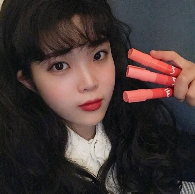 PHOTO: A Beautiful Photographer Goes Viral Because Her Face Resembles IU, Like Twin Sisters