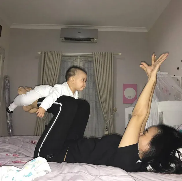 Ririn Ekawati dan Anaknya