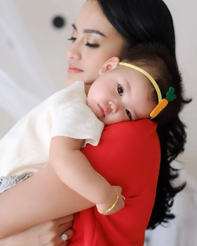 Ririn Ekawati dan Anaknya