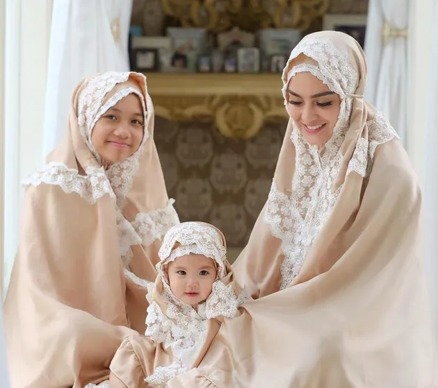 Ririn Ekawati dan Anaknya