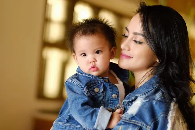 Ririn Ekawati dan Anaknya