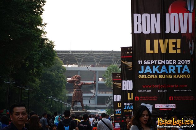 Sejak siang para penggemar Bon Jovi tampak sudah memadati sekitar stadion Gelora Bung Karno, merasa tak sabar untuk menyaksikan penampilan konser sang legenda idola.