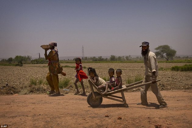 FOTO: SERAM! GELOMBANG PANAS DI INDIA BIKIN JALAN RAYA ...