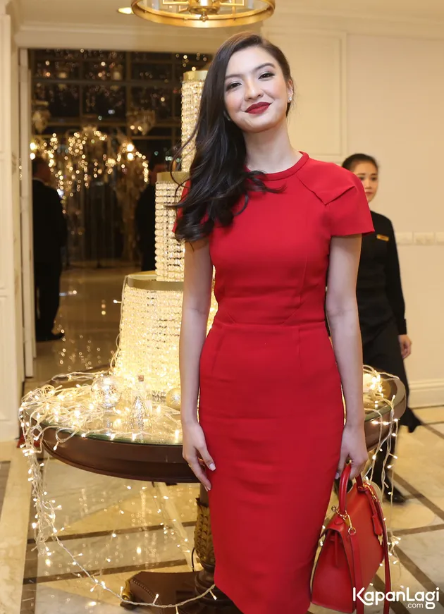 Raline Shah pakai gaun merah