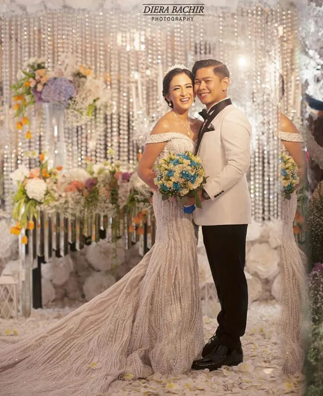 acara resepsi foto untuk ukuran NINA & RESEPSI PUTIH, MEGAH SERBA CHANDRA FOTO: ZATULINI
