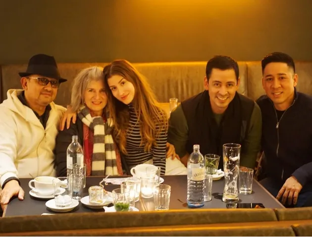 Seleb dengan orang tua bule