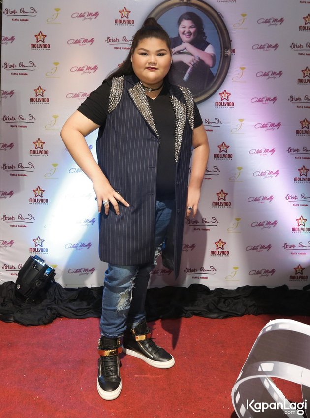 Aleta Molly Pesta Ulang Tahun - Kostum