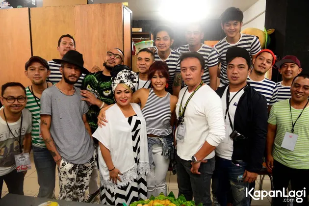 Jumat (2/12) malam kemarin, bertempat di Trans Studio Bandung, dua grup musik yakni Maliq and D Essentials dan The Groove menggelar konser kolaborasi bertajuk D'Essentials Of Groove (DEOG).