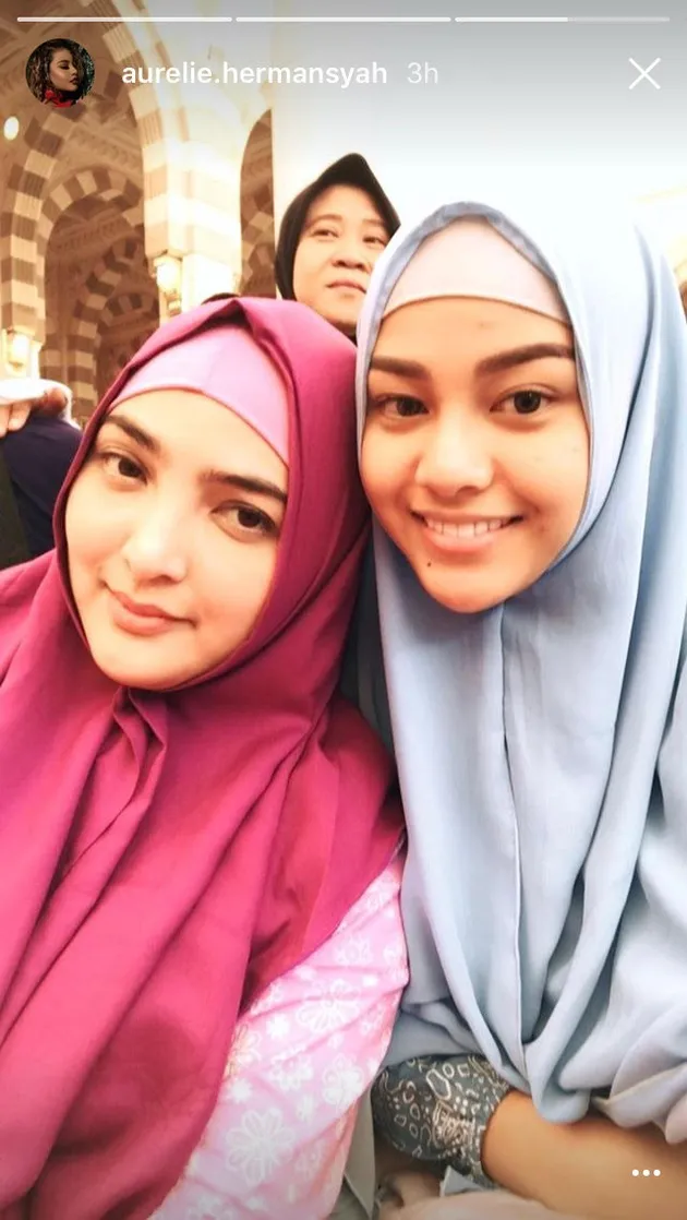 Keluarga Anang Hermansyah Umrah