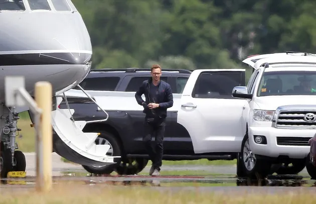 Taylor Swift Ajak Tom Hiddleston Naik Jet