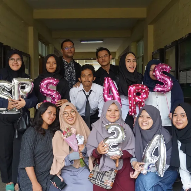 anisa rahma lulus kuliah