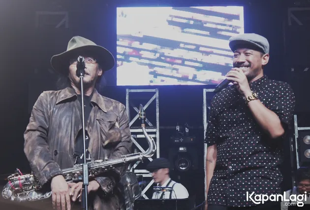 Sujiwo Tejo yang didapuk memainkan saxophone menjadi kolaborasi yang ditunggu banyak fans. Sukses buat album barunya, Shaggydog!