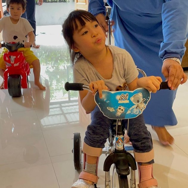 Photo of Shannuele, the First Child of Tiffany Orie and Jevier Justin who Suffers from Cerebral Palsy, Always Enthusiastically Undergoing Therapy