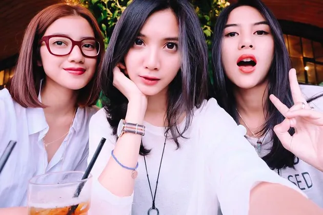Foto Sheila Dara Aisha Si Cantik Nan Bening Pacar Vidi Aldiano Kapanlagi Com